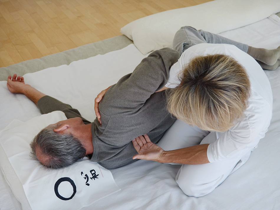 Annegret Glarmin während einer Shiatsu-Behandlung